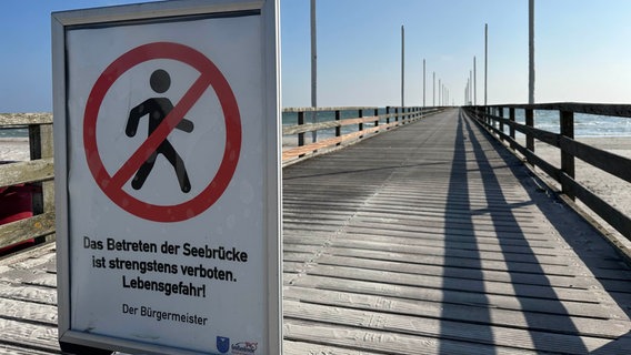 Ein Schild untersagt das Betreten einer Seebrücke. © NDR Foto: Hauke Bülow