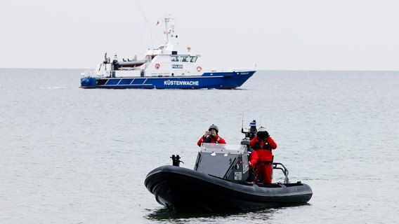 Polizeibeamte beobachten von einem Boot aus den Strand in Weissenhäuser Strand. © dpa-Bildfunk 