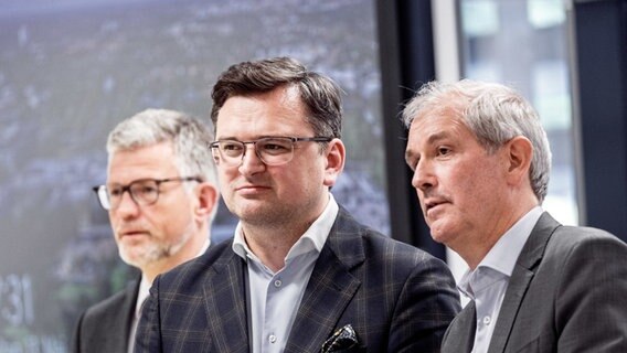 Andrij Melnyk (l.), Botschafter der Ukraine in Deutschland, Dmytro Kuleba, Außenminister der Ukraine, und Jens Scholz, Vorstandsvorsitzender des Universitätsklinikums Schleswig-Holsteins (r.), stehen auf einem Pressetermin im UKSH zusammen. © dpa-Bildfunk Foto: Markus Scholz