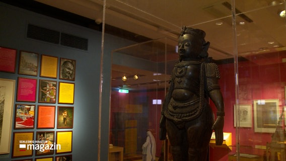 Das Innere eines Museum, im Vordergrund eine Statue. © Screenshot NDR 