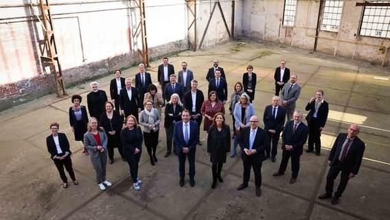 Karin Prien (CDU, vorne 4.v.r) Bildungsministerin von Schleswig-Holstein und Präsidentin der Kultusministerkonferenz 2022, und ihre Kolleginnen und Kollegen aus den Bundesländern stehen während der Kultusministerkonferenz (KMK) für ein Gruppenfoto in Lübeck zusammen. © dpa-Bildfunk Foto: Christian Charisius