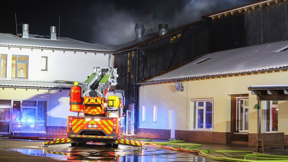 Die Feuerwehr löscht einen Gebäudebrand in Kummerfeld. © Westküsten-News Foto: Florian Sprenger