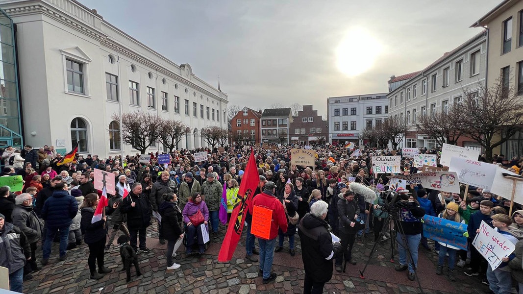 Eine Kundgebung mit vielen Menschen auf dem Marktplatz von Bad Oldesloe. 