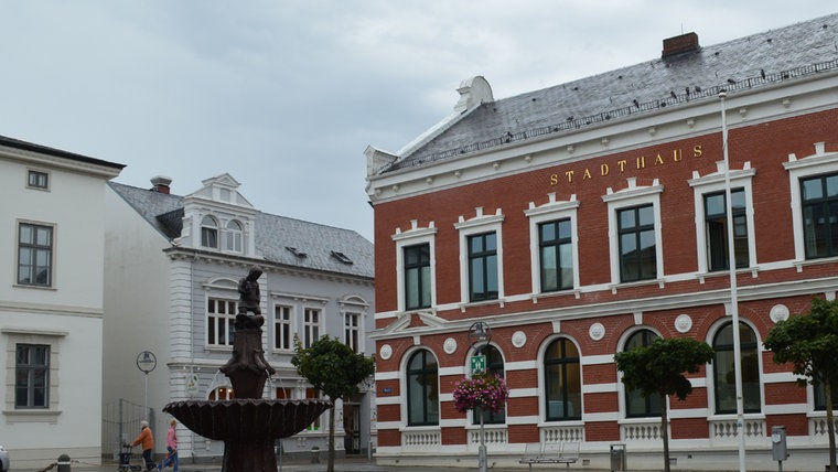 Der alte Marktbrunnen am Stadthaus Bad Oldesloe. © NDR Foto: Anne Passow