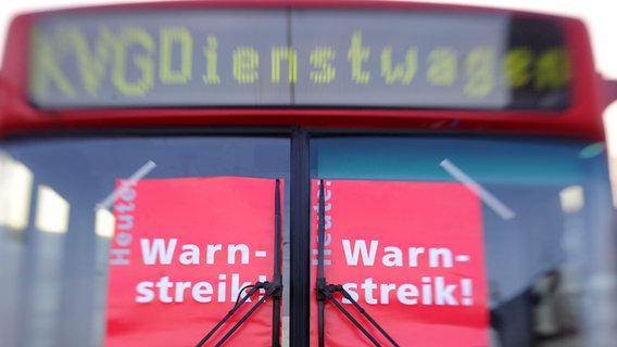 Znaki z napisami "Uwaga, strajk!" W autobusie w zajezdni Kieler Verkehrsgesellschaft w Kilonii.  © Image Alliance / dpa Zdjęcie: Karsten Rehter