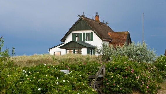 Ein Haus in einer ländlichen Gegend © picture alliance / imageBROKER Foto: Jürgen Wackenhut