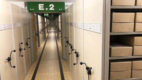 Ein Gang führt zu den Rollschränken in denen die Akten einlagern. Ein Gang führt zu den Rollschränken in denen die Akten einlagern. © NDR Foto: Werner Junge