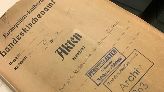 Personalakten aus dem Landeskirchenarchiv liegen auf dem Tisch. © NDr Foto: Corinna Below