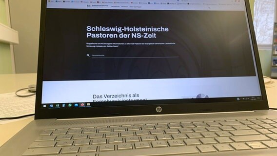 Das Pastorenverzeichnis ist auf einem Laptop geöffnet. © NDr Foto: Corinna Below
