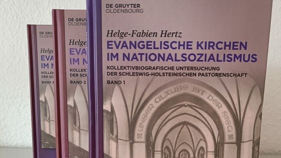 Die Dissertation von Helge-Fabien Hertz steht auf dem Tisch. © NDr Foto: Corinna Below