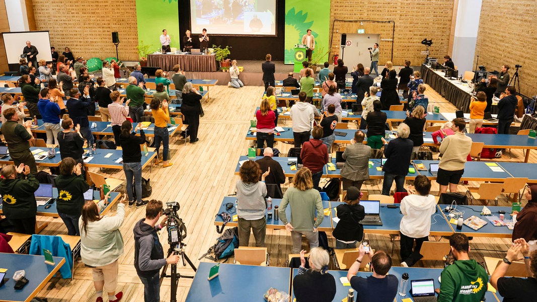 Neumünster: Delegierte applaudieren nach der Rede des Europaabgeordneten Rasmus Andresen während des Landesparteitages der Grünen Schleswig-Holstein.