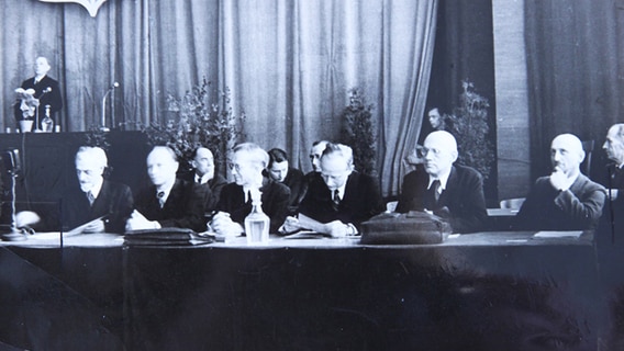 Eine Archivaufnahme einer alten Landesregierung in schwarzweiss. © Landtag 