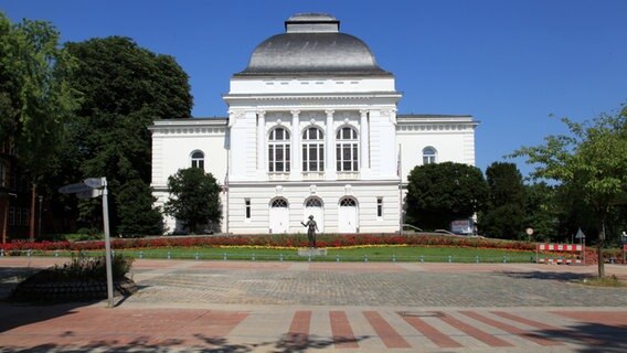 Das weiße Theatergebäude in Rendsburg. © http://creativecommons.org/licenses/by-sa/3.0/ Foto: Frank Vincentz
