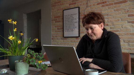 Eine Frau blickt auf einen Laptop © NDR Foto: NDR Screenshot