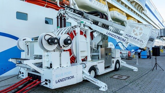 Eine Landstromanlage zur Stromversorgung von Schiffen am Ostseekai in Kiel. © picture alliance/dpa Foto: Axel Heimken
