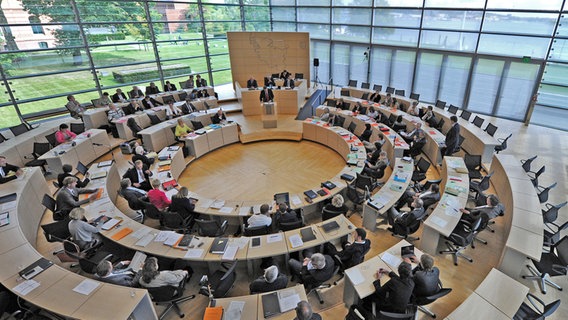 Abgeordnete sitzen im Kieler Landtag © dpa-Bildfunk Foto: dpa-Bildfunk