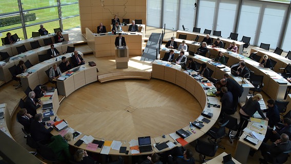 Blick auf eines Sitzung des schleswig-holsteinischen Landtags. © NDR Foto: Anne Passow