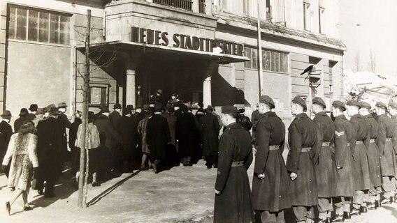 Britische Soldaten stehen Spalier, während die Abgeordneten des ersten Landtages am 26. Februar 1946 ins Kieler Schauspielhaus einziehen. © Landtag Schleswig-Holstein Foto: Landesarchiv