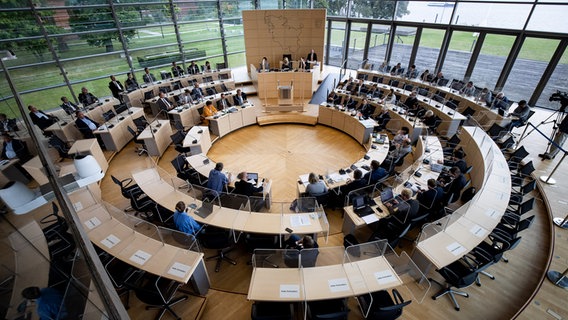 Der gefüllte Plenarsaal während einer Tagung des Innen- und Rechtsausschuss des Landtags Kiel. © dpa-Bildfunk Foto: Christian Charisius
