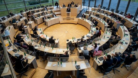 Die Abgeordneten des schleswig-holsteinischen Landtags debattieren im Plenarsaal. © picture alliance/dpa | Axel Heimken Foto: Axel Heimken