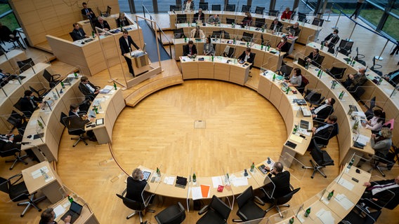 Der schleswig-holsteinischen Landtag debattiert im Plenarsaal. © dpa Foto: Axel Heimken/dpa