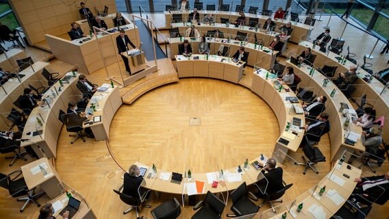 Der schleswig-holsteinischen Landtag debattiert im Plenarsaal. © dpa Foto: Axel Heimken/dpa