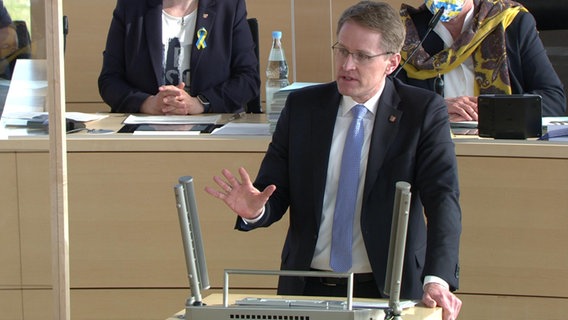 Im Plenarsaal des Kieler Landtags spricht Daniel Günther am Redner*innenpult. © NDR 