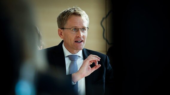 Ministerpräsident Daniel Günther (CDU) steht am Rednerpult im Landtag. © dpa-Bildfunk Foto: Christian Charisius