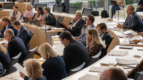 Abgeordnete sitzen im Plenarsaal des Schleswig-Holsteinischen Landtags © imago Foto: penofoto