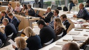 Abgeordnete sitzen im Plenarsaal des Schleswig-Holsteinischen Landtags © imago Foto: penofoto