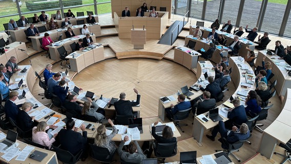 Eine Tagung im schleswig-holsteinischen Landtag. © NDR Foto: Constantin Gill