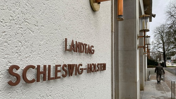 Metallbuchstaben an der weißen Wand des Landtagsgebäudes in Kiel bilden den Schriftzug "Landtag Schleswig-Holstein". © NDR Foto: Fabian Börger