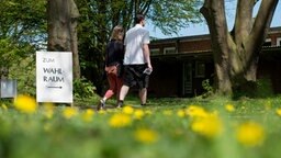 Zwei Wähler  in Kiel  zu einem Wahllokal für die Landtagswahl in Schleswig-Holstein. © dpa-Bildfunk Foto: Daniel Reinhardt