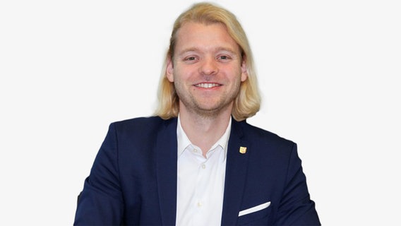 Dennys Bornhöft (FDP) lächelt in die Kamera. © NDR 