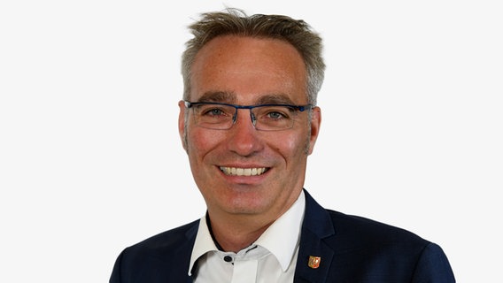 Tim Brockmann (CDU) lächelt in die Kamera. © NDR 