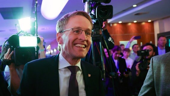 Daniel Günther (CDU), Ministerpräsident von Schleswig-Holstein und Spitzenkandidat seiner Partei, kommt nach Bekanntgaben der ersten Prognosen zur Landtagswahl in Schleswig-Holstein zur Wahlparty. © dpa-Bildfunk Foto: Christian Charisius/dpa