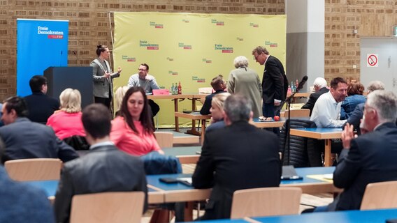 Der Landeshauptausschuss der schleswig-holsteinischen FDP tagt, um die gescheiterten Sondierungsgespräche nach der Landtagswahl zu analysieren. © picture alliance/dpa Foto: Markus Scholz
