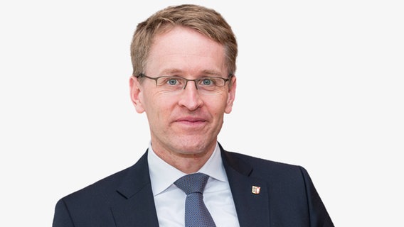 Daniel Günther (CDU) lächelt in die Kamera. © NDR 