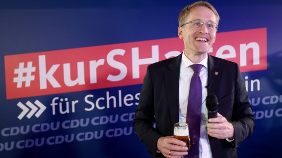 Daniel Günther, CDU, Ministerpräsident von Schleswig-Holstein, nach der Landtagswahl in Schleswig-Holstein unterwegs zu einem TV-Studio. © dpa-Bildfunk Foto: Christian Charisius/dpa