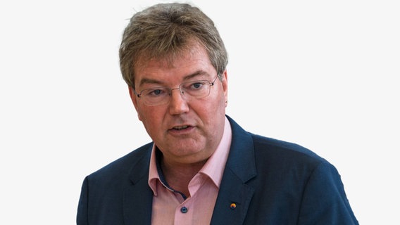 Politiker Lars Harms (SSW) schaut zur Seite. © NDR 