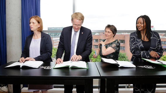 Karin Prien (l-r, CDU), Ministerin für Bildung, Wissenschaft und Kultur, Daniel Günther (CDU), Ministerpräsident von Schleswig-Holstein, Monika Heinold (Bündnis 90/Die Grünen), Finanzministerin von Schleswig-Holstein, und Aminata Touré (Bündnis 90/Die Grünen) unterschreiben den Koalitionsvertrag. © dpa-Bildfunk Foto: Frank Molter