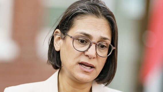 Serpil Midyatli, Landesvorsitzende der SPD Schleswig-Holstein, beantwortet vor der Tagung des Landesvorstandes der SPD Fragen von Journalisten. Serpil Midyatli, Landesvorsitzende der SPD Schleswig-Holstein, beantwortet vor der Tagung des Landesvorstandes der SPD Fragen von Journalisten. © dpa-Bildfunk Foto: Axel Heimken