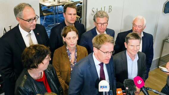 Führende Politikerinnen, Daniel Günther und Tobias Koch stehen vor Pressevertretern. © dpa Bildfunk 