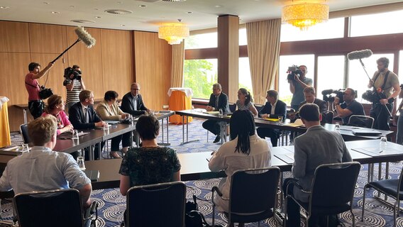 Führende Politikerinnen der CDU, FDP und den Grünen sitzen zu Sondierungsgesprächen zusammen © NDR Foto: Constantin Gill