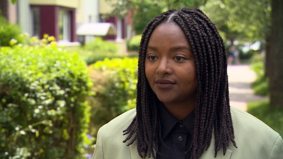 Aminata Touré, Grüne, schaut nach einem Interview in die Kamera. Aminata Touré, Grüne, schaut nach einem Interview in die Kamera. © NDR