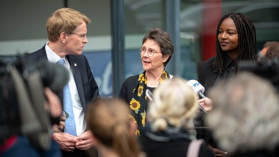 Ministerpräsident von Schleswig-Holstein, Daniel Günther (CDU, links), und Monika Heinold, (Bündnis 90/Die Grünen, mitte) und Aminata Touré (Bündnis 90/Die Grünen, rechts), geben nach Sondierungsgesprächen beider Parteien ein gemeinsames Statement ab. © dpa-Bildfunk Foto: Daniel Reinhardt