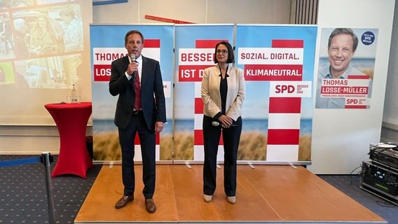 Thomas Losse-Mueller und Serpil Midyatli stehen auf einer Bühne. © Tobias Gellert/NDR Foto: Tobias Gellert
