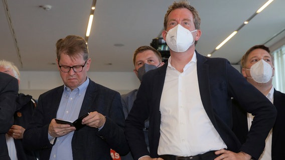 Der Bundestagsabgeordnete Ralf Stegner (l.) und der Kieler Oberbürgermeister Ulf Kämpfer (beide SPD) reagieren nach der Bekanntgabe der ersten Prognosen zur Landtagswahl in Schleswig-Holstein. © dpa-Bildfunk Foto: Markus Scholz/dpa