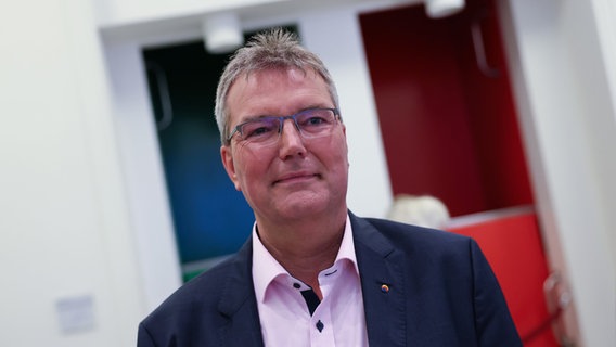 Lars Harms, Spitzenkandidat vom Südschleswigschen Wählerverband (SSW) nach Bekanntgabe erster Prognosen. Lars Harms, Spitzenkandidat vom Südschleswigschen Wählerverband (SSW) nach Bekanntgabe erster Prognosen. © dpa-Bildfunk Foto: Christian Charisius/dpa
