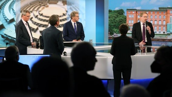 Blick in die TV-Runde mit den Spitzenkandidaten für die Landtagswahl von Schleswig-Holstein (v.l.) Lars Harms (SSW), Thomas Losse-Müller (SPD), Bernd Buchholz (FDP), Monika Heinold (Bündnis 90/Die Grünen) und Daniel Günther (CDU). © dpa-Bildfunk Foto: Christian Charisius/dpa